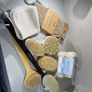 Bath/shower accessories